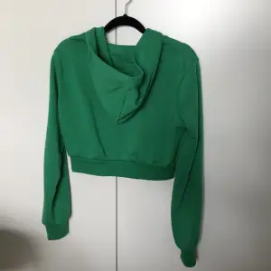 Grön cropped kofta/tröja i storlek S