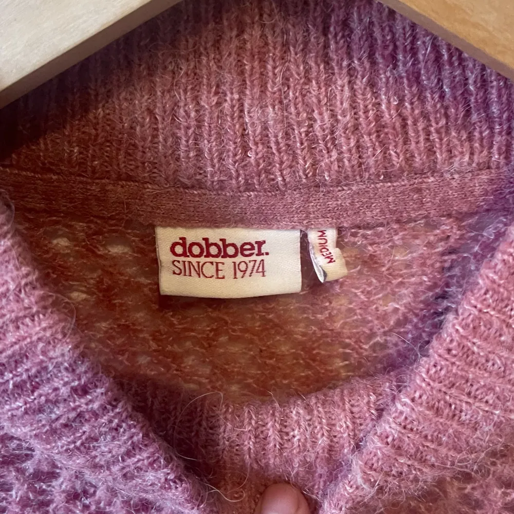 En jätte fin stickad tröja från märket Dobber, i superbra skick!❤️ Lämna gärna prisförslag eller tryck på köp nu!. Tröjor & Koftor.