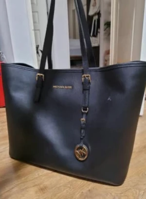 Väska - Stor Michael Kors väska i svart och guld. Använd fåtal gånger. 