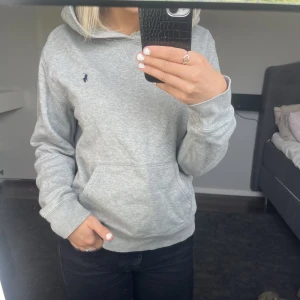 Ralph lauren hoodie - Skit snygg grå Ralph lauren hoodie!