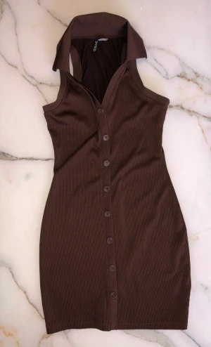 Mini brun klänning med krage  - Väldigt bra skick 