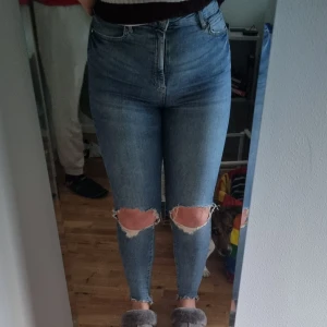 Jeans - Blå jeans från gina tricot i storlek 38. Använda men i fint skick utan synligt slitage. Stretchiga och fin passform.