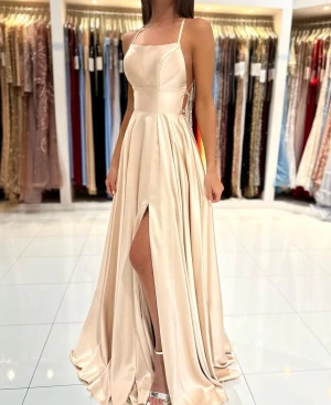 Elegant klänning - Jätteelegant klänning  Köpt från Dressroom Storlek 34/36 Finns i Trollhättan  Kan fraktas!  Använd endast i några timmar, i väldigt bra skick  Pris 3500kr kan diskuteras🌸
