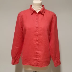 Linneskjorta - Korallröd 100% linne stl 40. Kortad modell rygglängd 58 cm, ärmlängd 56 cm.