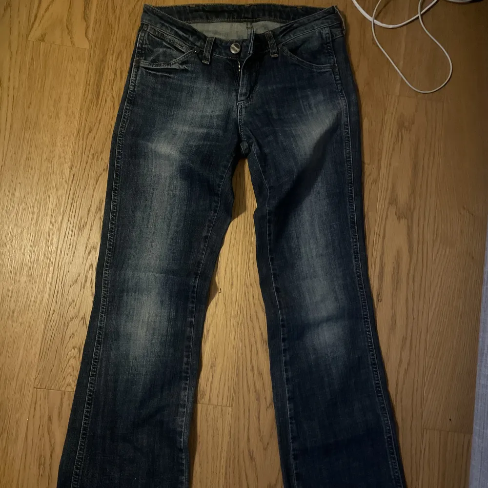Lågmidjade bootcut jeans från Wrangler!  Så fina men tyvär var de för små för mig, strl 28/32 Innerbenslängden 78cm  Midja 37cm tvärs över! . Jeans & Byxor.