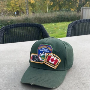 Dsquared 2 keps - Tjena! Jag säljer min Dsquared 2 keps som jag använt Max 5 gånger. Den är i nyskick och kostade när jag köpte den 2000kr. Väldigt snygg keps som går att matcha till mycket olika snygga outfits!