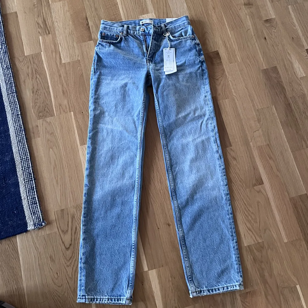 Säljer dessa lågmidjade jeans från Gina Tricot då de var för små❣️De är oanvända och köpta för 500kr. Jeans & Byxor.
