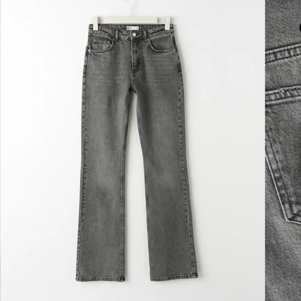 Full length flare modell av jeans från Gina Tricot. Dem är i bra skick och inga defekter. Storlek 36 men skulle kunna passa 38. Kontakta för fler bilder💕. Jeans & Byxor.