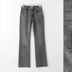 Full length flare modell av jeans från Gina Tricot. Dem är i bra skick och inga defekter. Storlek 36 men skulle kunna passa 38. Kontakta för fler bilder💕