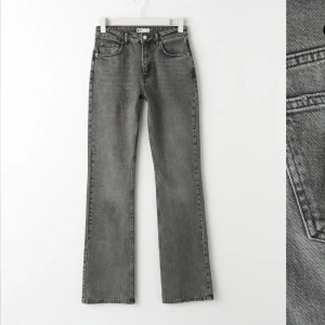 Gråa jeans - Full length flare modell av jeans från Gina Tricot. Dem är i bra skick och inga defekter. Storlek 36 men skulle kunna passa 38. Kontakta för fler bilder💕