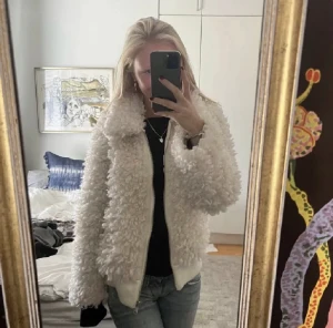 Teddyjacka  - Säljer min teddyjacka från h&m då den aldrig används