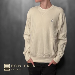 Ralph lauren tröja  - Riktigt snygg tröja från Ralph lauren i nyskick💫. Storlek S men passar XS. Modellen på bilden är 169 cm🌙  Skriv vid frågor eller funderingar🤝