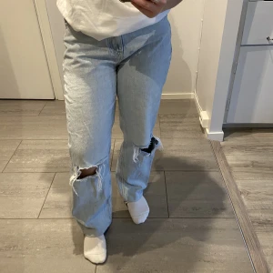 Ljusa jeans med hål på knäna - Fortfarande i väldigt bra skick. 