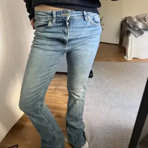 Bootcut jeans från Zara. Helt nya. Säljer flera andra jeans, kika gärna!😊