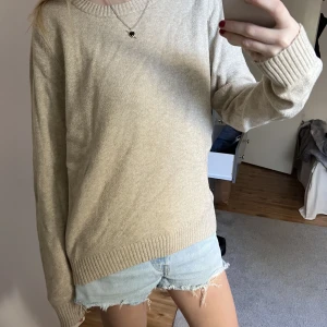 Stickad tröja - Beige stickad tröja från vila. Säljer samma tröja i blå och grå! 🌸