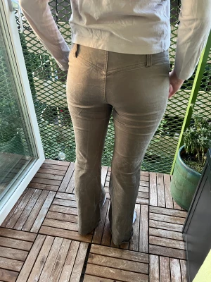 Byxor - Lowrise byxor från weekday i färgen grön, storlek 38. Modell 165cm