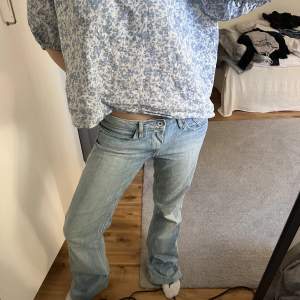 Lågmidjade ljusblå jeans från Pepe Jeans i storlek S.   Innerbenslängd: 79cm   Midja: 40cm rakt över Säljer flera liknande jeans, kika gärna! 😊