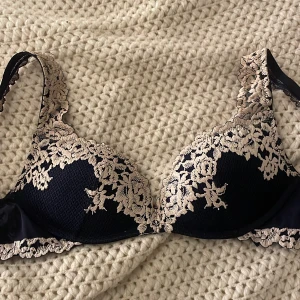 INTRESSEKOLL!!! - Intimissmi Push-Up Bh Trendig bh i strl 75B. Helt i nyskick aldrig använd💕 Skriv om ni skulle vara intresserade.