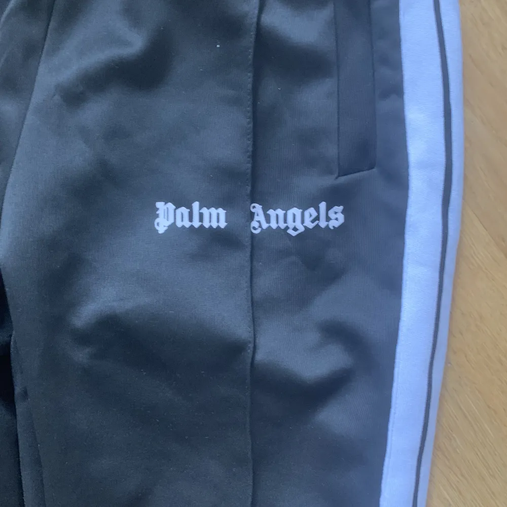 Sköna palm angels byxor i Medium, passar för de 170-185. Jeans & Byxor.