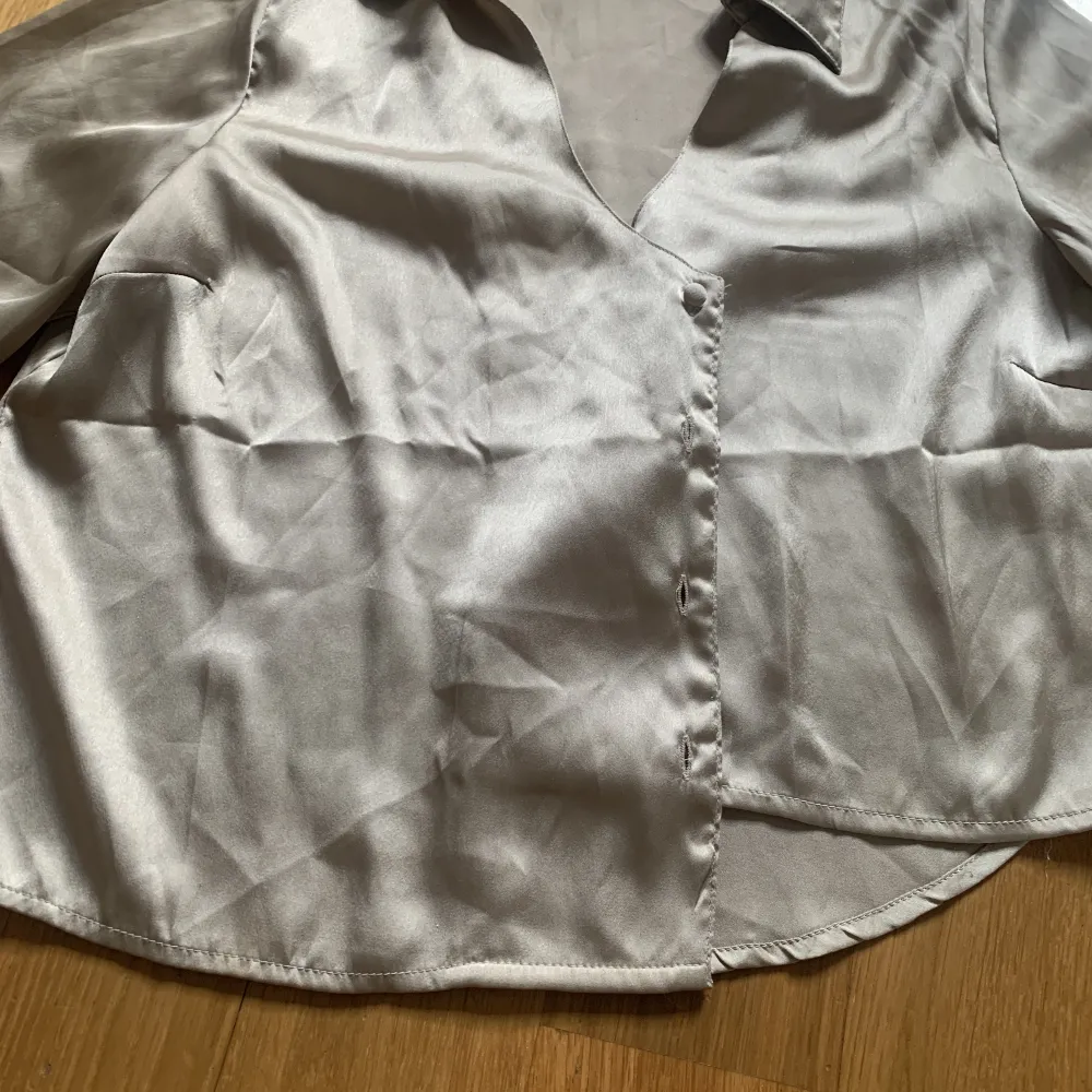 Silkesskjorta från NAKD . Skjortor.