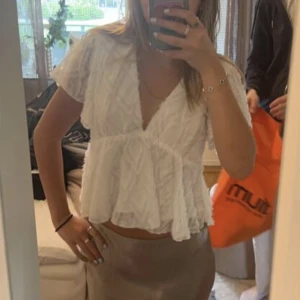 Vit volang topp  - Vit volang topp i storlek s. Aldrig använd och säljer för 50kr