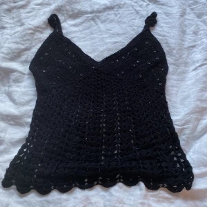 Svart stickat linne med glitter - Supergulligt stickat linne med paljetter i bra skick. Storlek är m men funkar även för s. Skriv privat för eventuella frågor💗 kan gå ner i pris vid snabb affär 