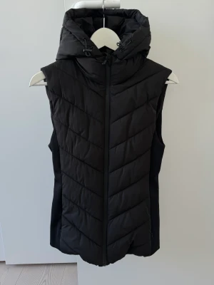 Väst från Zara i XS  - Knappt använd, i storlek xs.  Finns att hämta i Helsingborg.  Eller skickas mot porto