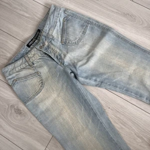 Bootcut vintage lowwaist jeans  - W 29  L 32   Midjemått 38cm och vet inte innerbenesmåttet 💗