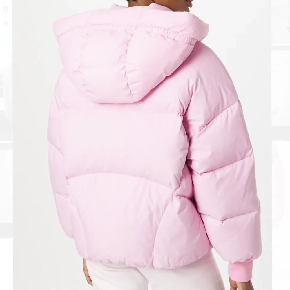Säljer min fina rosa Levis puffer jacket i storlek S. Den är oversized. Använd fåtal gånger förra vintern, så jättebra skick. Kan diskutera pris vid snabb affär. Lånade bilder, skriv för fler och egna bilder! 🩷🩷Nypris 2000kr . Jackor.