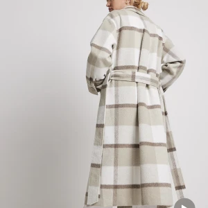 Kappa Från NA-KD - Helt ny Oanvänd, endast testad. Oversized kappa funkar både till höst/vinter. Finns fortfarande i förpackningen från Na-KD.  Nypris 1099, säljer för 1000 