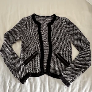 Kofta - Jättefin svart, vit kofta från märket Pimkie💕 Har dessvärre växt ur den, inga defekter. 