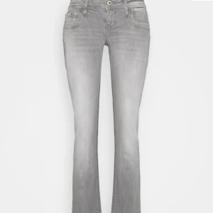 Ltb jeans gråa - Säljer mina Ltb jeans som är lågmidjade. Jag har inte använt dom så mycket så dom är i jättebra skick💖