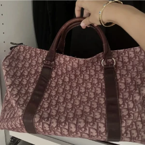 Dior väska - Säljer nu min älskade dior vintage väska, den är lite större än en vanlig handväska men funkar både som weekendbag och som handväska. Perfekt storlek!  Skriv om ni har frågor,!