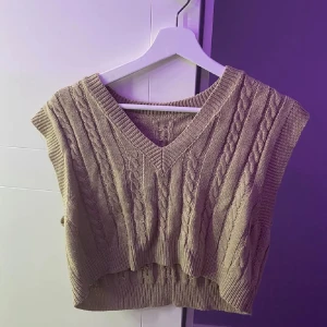 Beige väst - Beige cropped väst perfekt till hösten! Väldigt fin och i bra skick, knappt använd alls utan bara vistats vikt i min garderob.   Storlek: S Skick: knappt använd. Frakt står köparen för ☺️
