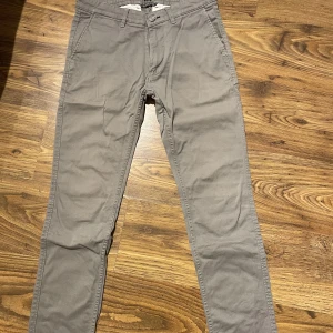 Chinos  - Snygga ljusgråa chinos från NNO7. Storlek 30-32. Bra skick och väldigt annvändbara och lämpliga till vardags. Vid intresse av alla tre färger skriv till mig så kan vi lösa en bra deal. 