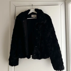 Pälsjacka  - Mysig och varm pälsjacka från Vila!   Nypris: 999kr