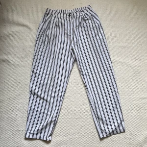 Tygbyxor - Randiga byxor från Monki i storlek 40. Använda, men fint skick. 🌸 pris kan diskuteras 😊