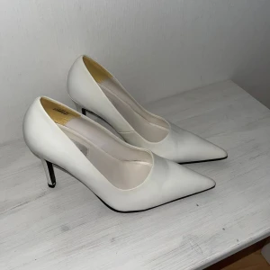 Vita klackar  - Jättefina Vita klackar i storlek 38 från märket Liberia. Oanvända. För 200kr. 🤍