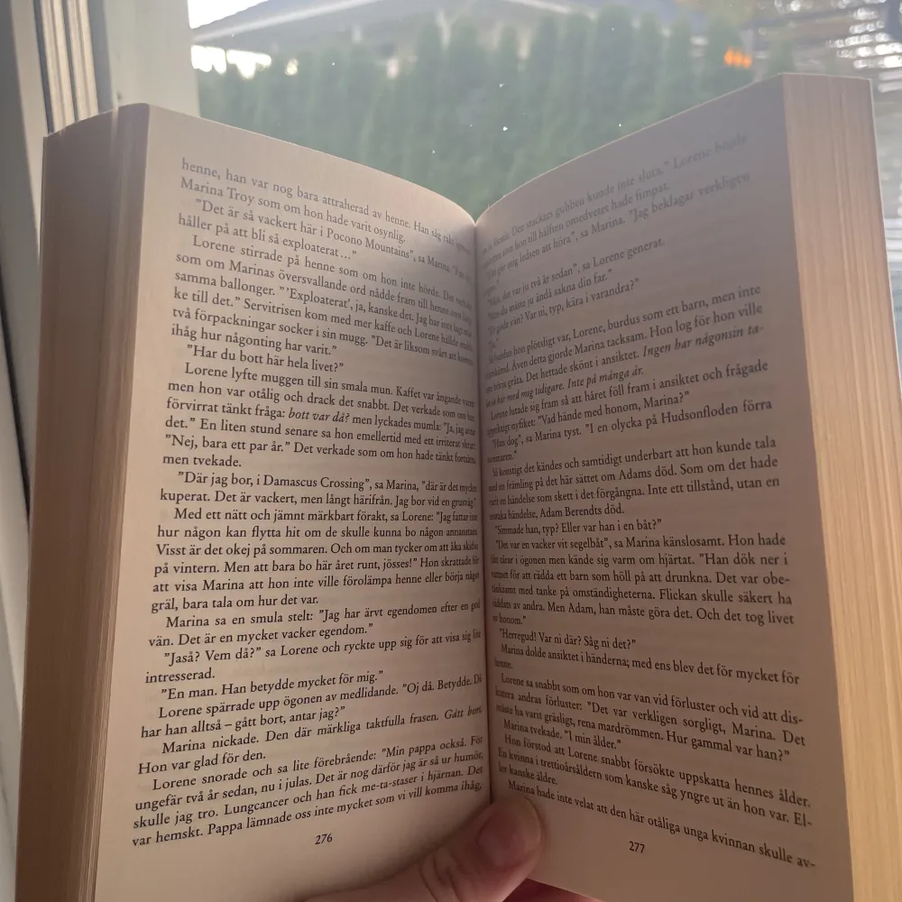 Säljer denna bok mitt i livet, av Joyce Carol Oates! De är en roman om kärlek, relationer, lycka och kriser!  Kolla bild två för att läsa vad den handlar om! 🧸🤎 537 sidor! Frakten tillkommer . Övrigt.
