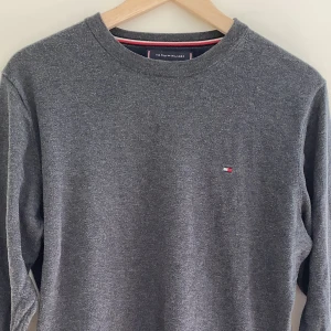 Tommy Hilfiger tröja - Säljer denna sköna Tommy Hilfiger töja som är perfekt nu i höst. Den har inga defekter så som hål eller fläckar och är inte nopprig! Nypris skulle jag uppskatta runt ungefär 1200 kr, mitt pris 150. Priset kan diskuteras vid en snabb och smidig affär