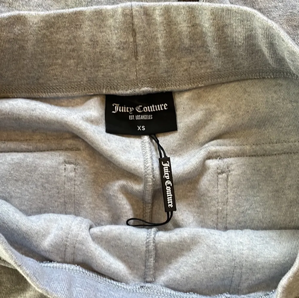 Sååå fina juicy couture byxor helt nya med tag kvar. Grå Xs  Nypris 1299kr . Jeans & Byxor.