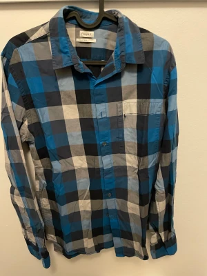 Filippa k skjorta - Skicket är nästan intill oanvänd  Behövs bara strykas 