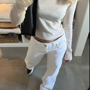 Arrow low - Vita jeans från weekday i den populära modellen arrow low! (Alla bilder är lånade pga för små på mig) Knappt använda😍 26/32 men jag upplever att de är små i storleken