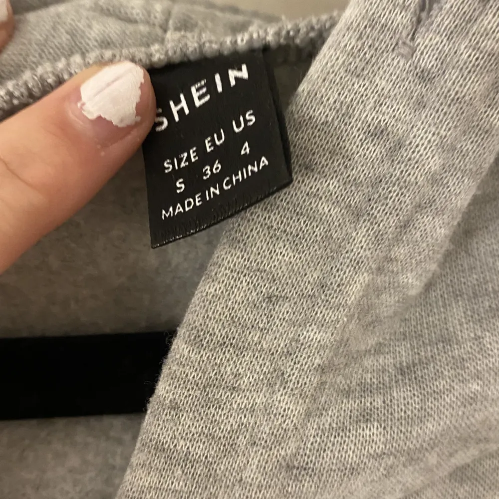 Säljer denna SHEIN hoodien i ny skick. Köpt för 250kr säljer för49 plus frakt. Stl S. Passar både killar o tjejer.. Tröjor & Koftor.