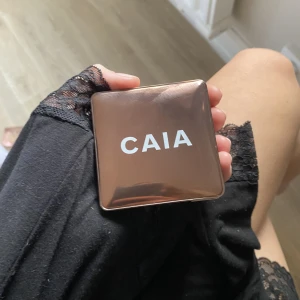 Caia - Caia bronzer i färgen Monaco nyköpt inte min färg endast använd några fåtal gånger 