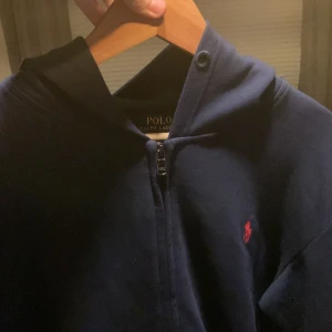 Ralph Lauren Vintage Zip Up Blue Red Horse - Jävligt fet ralph lauren zip up dock är den rätt så gammal. Storlek Large så den är för stor för mig. Navy Blue med röd logga. Köpte den på en second hand butik, extremt bra skick dock. hör av er, mvh Sebbe