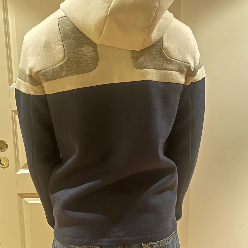 Jätte fin tröja från J.Lindberg som är använd några fåtal gånger. Modellen har storlek M och är 187 lång. . Hoodies.