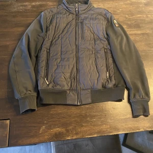 Parajumper fleece  - ÄKTA Parajumper fleece köpt på careofcarl den säljs inte längre, nypris var runt 3600 ungefär. Den är i jättebra skick jag har andvänt den men bara under bra väder. Den är strl m jag är 185/186 och den sitter bra. Ni kan pruta priset vid snabb affär.