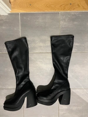 Bershka High Heel boots - Helt nya skor i storlek 39 som jag inte får användning av. Använt 2 gånger 