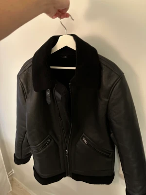 Shearling jacka  - Shearling jacka mango men, påminner om our legacy flight jacket